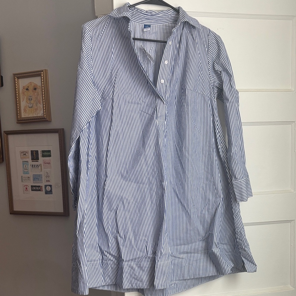 Old Navy Men's Blue and White Striped Dress Shirt
